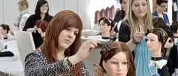 Model Friseur Ülu Ausbildung Lehrling Azubi Puppe 17856