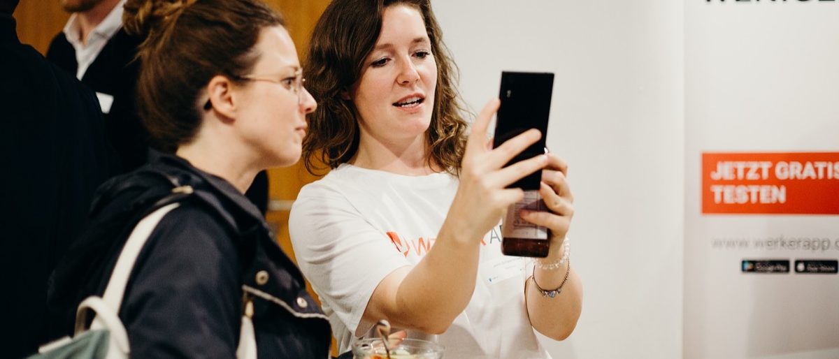 Startup Gründerin zeigt digitale Lösung