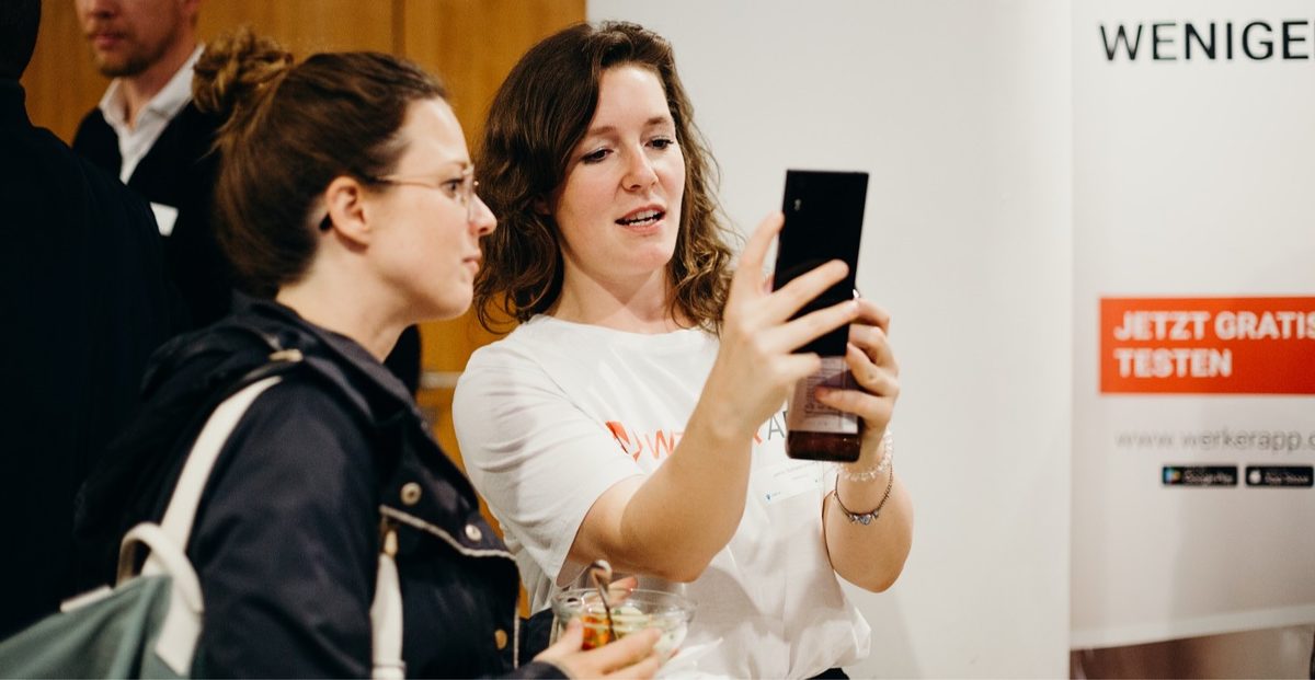 Startup Gründerin zeigt digitale Lösung