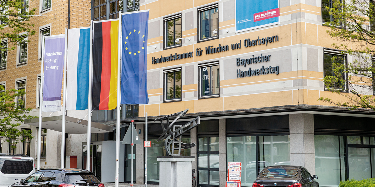 Handwerkskammer für München und Oberbayern Fahnen Flaggen Banner Straße Haus Fenster Max-Joseph-Straße Hauptverwaltung HQ