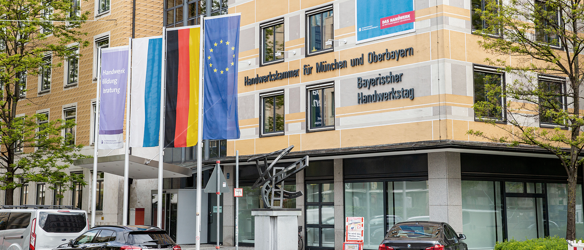 Handwerkskammer für München und Oberbayern Fahnen Flaggen Banner Straße Haus Fenster Max-Joseph-Straße Hauptverwaltung HQ