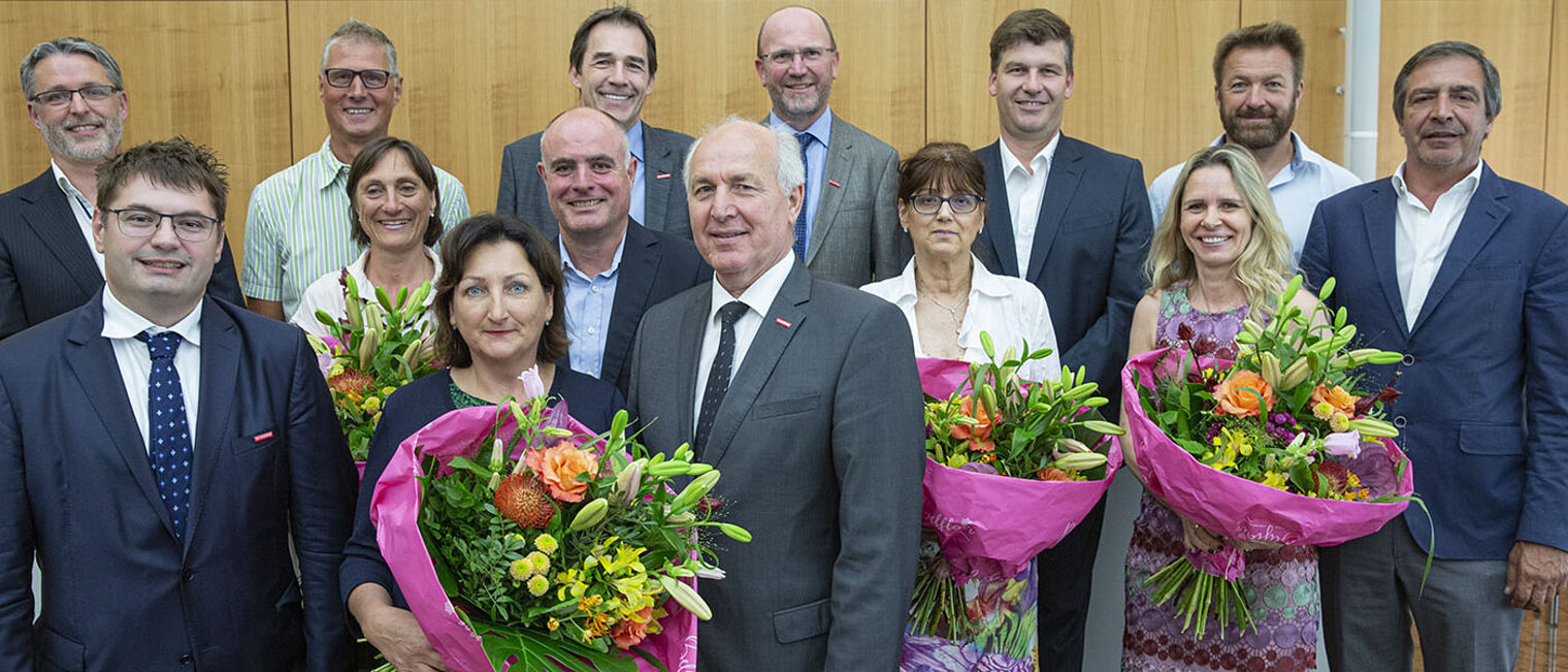 Kammerpräsident Franz Xaver Peteranderl mit Vizepräsidentin Carola Greiner-Bezdeka und Vizepräsident Markus Haßelbeck (vorne v.re.n.li.) sowie den Vorstandsmitgliedern Astrid Beer-Staudenhechtl, Michael Christl, Henriette Stecker, Angelika Baur-Schermbach, Martin Reiter (Mitte v.li.n.re.) und Andreas Romanow, Josef Steiner, Heinrich Traublinger, Sebastian Thrainer, Peter Heiß und Heinz Tretter (hinten v.li.n.re.).