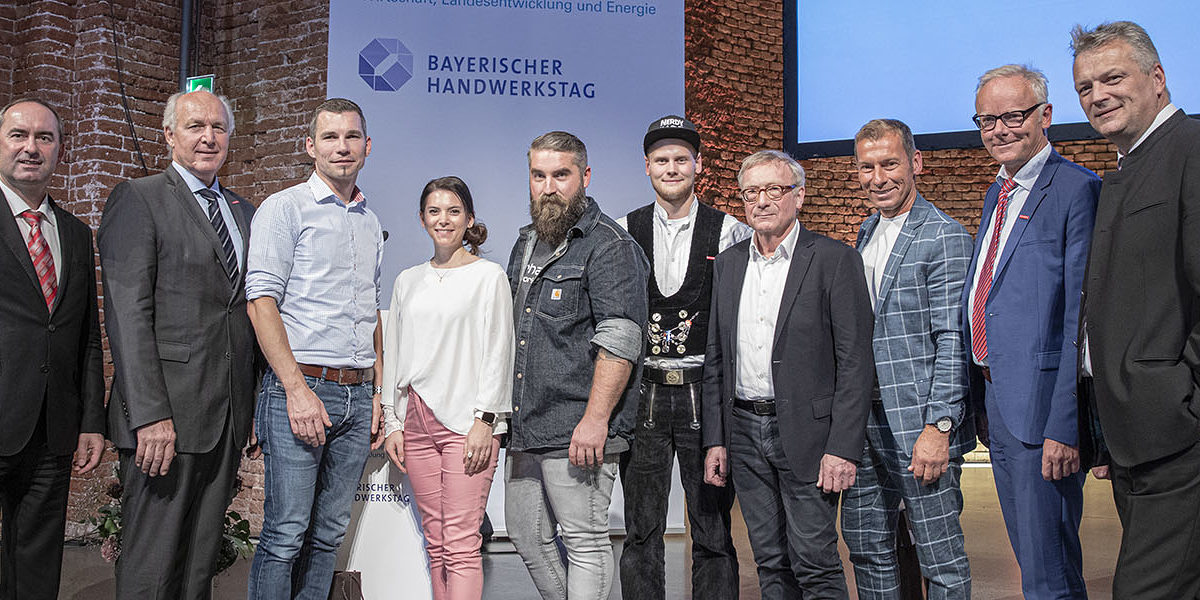 Wirtschaftsminister Hubert Aiwanger, BHT-Präsident Franz Xaver Peteranderl, Metzgermeister Steffen Schütze, Augenoptikermeisterin Eva Trummer, Bauprofi Karl Preiser, Zimmermeister Paul Robben (Nerdy Timber), Professor Peter Wippermann, Moderator Markus Othmer, BHT-Hauptgeschäftsführer Dr. Frank Hüpers und Staatssekretär Roland Weigert (v.r.n.l.) Wirtschaftsminister Hubert Aiwanger, BHT-Präsident Franz Xaver Peteranderl, Metzgermeister Steffen Schütze, Augenoptikermeisterin Eva Trummer, Bauprofi Karl Preiser, Zimmermeister Paul Robben (Nerdy Timber), Professor Peter Wippermann, Moderator Markus Othmer, BHT-Hauptgeschäftsführer Dr. Frank Hüpers und Staatssekretär Roland Weigert (v.r.n.l.)