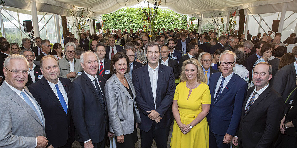 (v.l.n.r.): Innenminister Joachim Herrmann, MdL, der Präsident des Zentralverbandes des Deutschen Handwerks Hans Peter Wollseifer, der Präsident der Handwerkskammer für München und Oberbayern Dipl.-Ing. Franz Xaver Peteranderl, Landtagspräsidentin Ilse Aigner, MdL, Ministerpräsident Dr. Markus Söder, MdL, Arbeitsministerin Kerstin Schreyer, MdL, der Hauptgeschäftsführer der Handwerkskammer für München und Oberbayern Dr. Frank Hüpers und Wirtschaftsminister Hubert Aiwanger, MdL (v.l.n.r.): Innenminister Joachim Herrmann, MdL, der Präsident des Zentralverbandes des Deutschen Handwerks Hans Peter Wollseifer, der Präsident der Handwerkskammer für München und Oberbayern Dipl.-Ing. Franz Xaver Peteranderl, Landtagspräsidentin Ilse Aigner, MdL, Ministerpräsident Dr. Markus Söder, MdL, Arbeitsministerin Kerstin Schreyer, MdL, der Hauptgeschäftsführer der Handwerkskammer für München und Oberbayern Dr. Frank Hüpers und Wirtschaftsminister Hubert Aiwanger, MdL