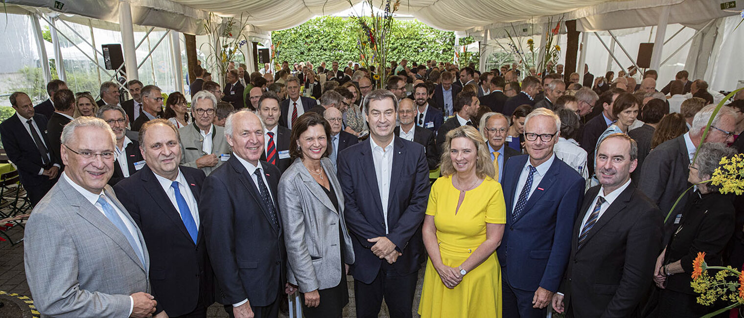 (v.l.n.r.): Innenminister Joachim Herrmann, MdL, der Präsident des Zentralverbandes des Deutschen Handwerks Hans Peter Wollseifer, der Präsident der Handwerkskammer für München und Oberbayern Dipl.-Ing. Franz Xaver Peteranderl, Landtagspräsidentin Ilse Aigner, MdL, Ministerpräsident Dr. Markus Söder, MdL, Arbeitsministerin Kerstin Schreyer, MdL, der Hauptgeschäftsführer der Handwerkskammer für München und Oberbayern Dr. Frank Hüpers und Wirtschaftsminister Hubert Aiwanger, MdL