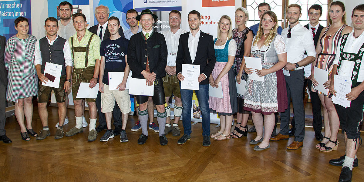 Schulleiter Georg Junior (links), Münchens Stadtschulrätin Beatrix Zurek (2.v.li.) und Kammerpräsident Franz Xaver Peteranderl (6.v.li.) gratulierten den Klassenbesten der Meisterschulen am Ostbahnhof. Schulleiter Georg Junior (links), Münchens Stadtschulrätin Beatrix Zurek (2.v.li.) und Kammerpräsident Franz Xaver Peteranderl (6.v.li.) gratulierten den Klassenbesten der Meisterschulen am Ostbahnhof.