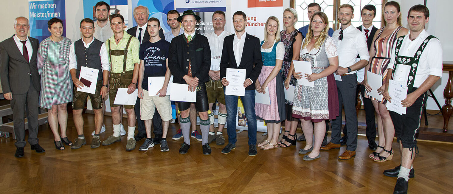 Schulleiter Georg Junior (links), Münchens Stadtschulrätin Beatrix Zurek (2.v.li.) und Kammerpräsident Franz Xaver Peteranderl (6.v.li.) gratulierten den Klassenbesten der Meisterschulen am Ostbahnhof.