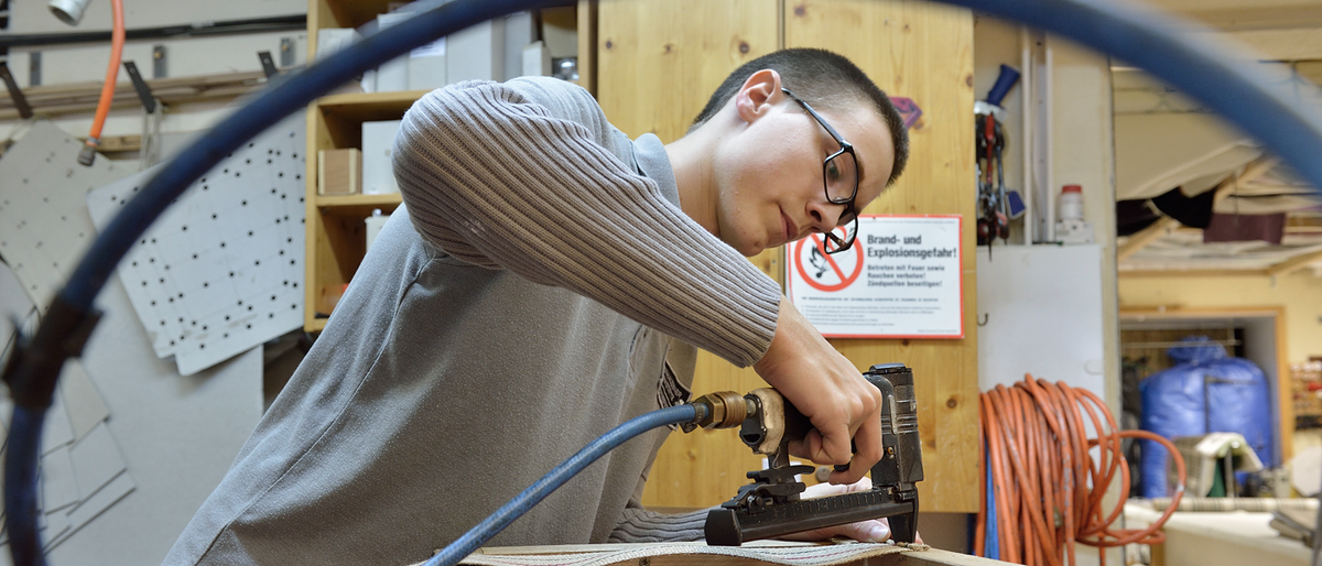 Raumausstatter Sessel Stuhl Polster Druckluft Nageln Schrauben Werkstatt 12095 Reperatur reparieren
