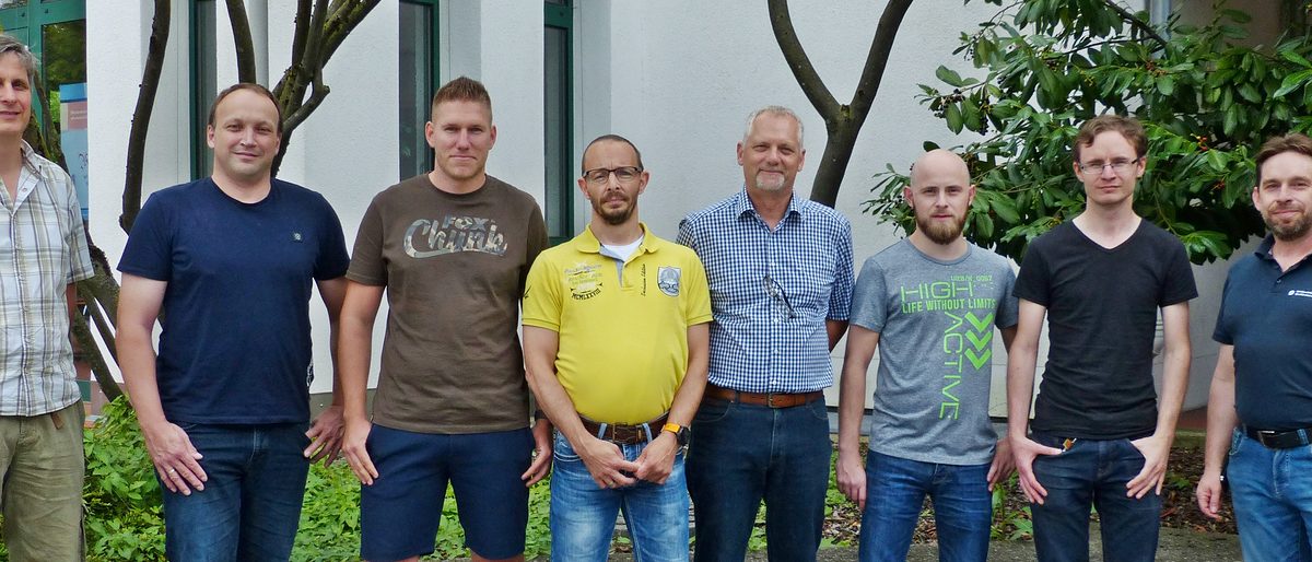 Absolventen des Kurses "KNX / EIB-Grundkurs mit Abschlussprüfung" mit Dozent Arnd Westphal (4. von rechts) und Kursleiter Jürgen Scheper (rechts) KNX / EIB-Grundkurs mit Abschlussprüfung Gruppenbild Kursteilnehmer Dzenten