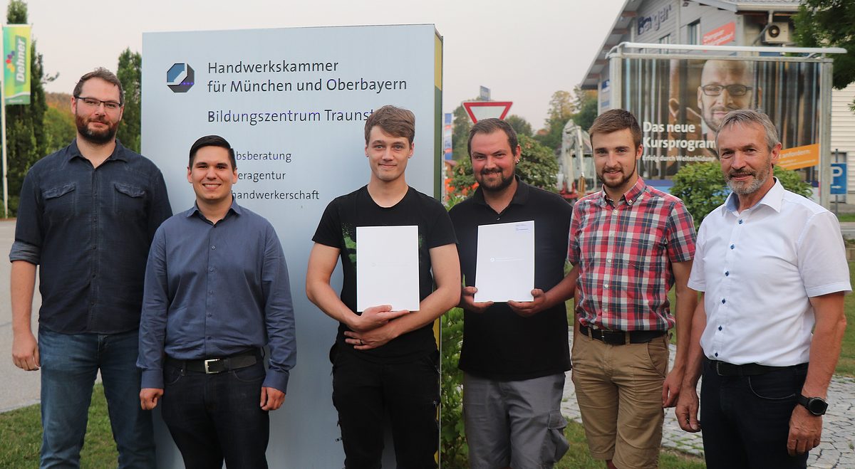 Die besten Absolventen im Sommer 2019: Sven Boels aus Waging und Christian Saldivar aus Bernau (Betriebsinformatiker), Alexander Wollschläger aus Siegsdorf (CAD-Fachkraft), Simon Weißenbacher aus Unterwössen (Kfz-Servicetechniker) und Florian Lieb aus Traunwalchen (Gebäude-Energieberater). Rechts daneben Franz Ertl, Leiter des Bildungszentrums Traunstein Die besten Absolventen im Sommer 2019: Sven Boels aus Waging und Christian Saldivar aus Bernau (Betriebsinformatiker), Alexander Wollschläger aus Siegsdorf (CAD-Fachkraft), Simon Weißenbacher aus Unterwössen (Kfz-Servicetechniker) und Florian Lieb aus Traunwalchen (Gebäude-Energieberater). Rechts daneben Franz Ertl, Leiter des Bildungszentrums Traunstein
