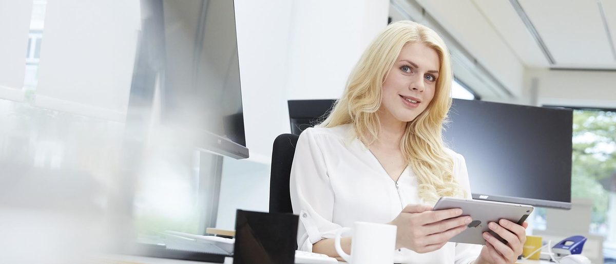 Bürowelt, Bürosituation, Büro, Tablet, junge Frau, Frau, Anzu