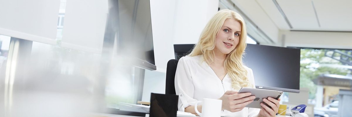 Bürowelt, Bürosituation, Büro, Tablet, junge Frau, Frau, Anzu
