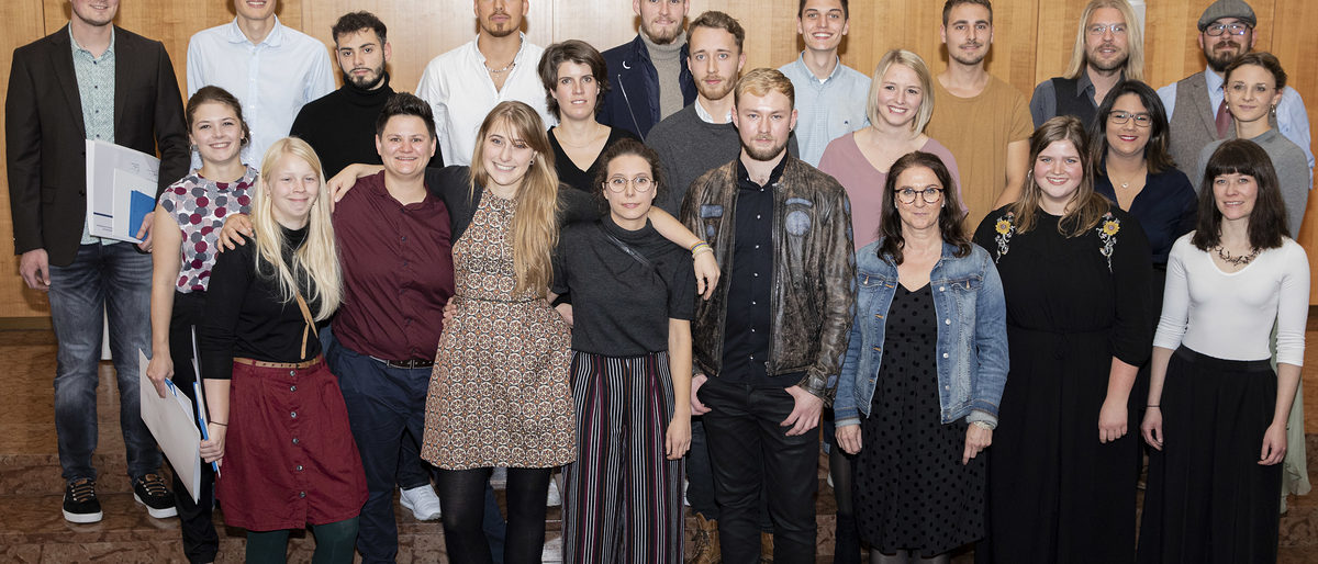 Gestalter 2019 Gruppenfoto 23 glückliche Gestalter/innen nach der Urkundenübergabe
