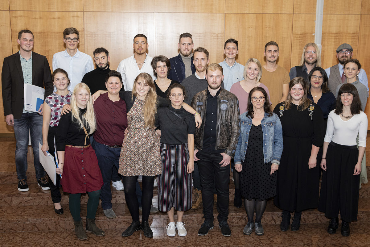 Gestalter 2019 Gruppenfoto 23 glückliche Gestalter/innen nach der Urkundenübergabe