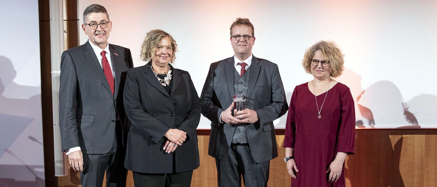 Von links nach rechts im Bild: Laudator Dr. Georg Haber (Präsident der Handwerkskammer Niederbayern-Oberpfalz) und Dr. Ulrike Wolf mit dem Preisträger Wackerbauer Maschinenbau GmbH: Geschäftsführer Günther Wackerbauer und Claudia Wackerbauer Von links nach rechts im Bild: Laudator Dr. Georg Haber (Präsident der Handwerkskammer Niederbayern-Oberpfalz) und Dr. Ulrike Wolf mit dem Preisträger Wackerbauer Maschinenbau GmbH: Geschäftsführer Günther Wackerbauer und Claudia Wackerbauer
