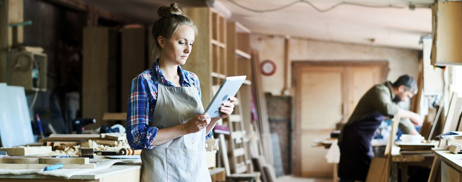 Full length portrait of concentrated young craftswoman in apron standing at spacious workshop and using digital tablet Schlagwort(e): portrait, pretty, young, concentrated, apron, carpenter, craftswoman, artisan, diy, woman, worker, working, business, carpentry, handcraft, occupation, owner, service, skill, wood, wooden, woodwork, woodworker, workshop, craft, standing, using, digital, tablet, computer, technology, wireless, portrait, pretty, young, concentrated, apron, carpenter, craftswoman, artisan, diy, woman, worker, working, business, carpentry, handcraft, occupation, owner, service, skill, wood, wooden, woodwork, woodworker, workshop, craft, standing, using, digital, tablet, computer, technology, wireless