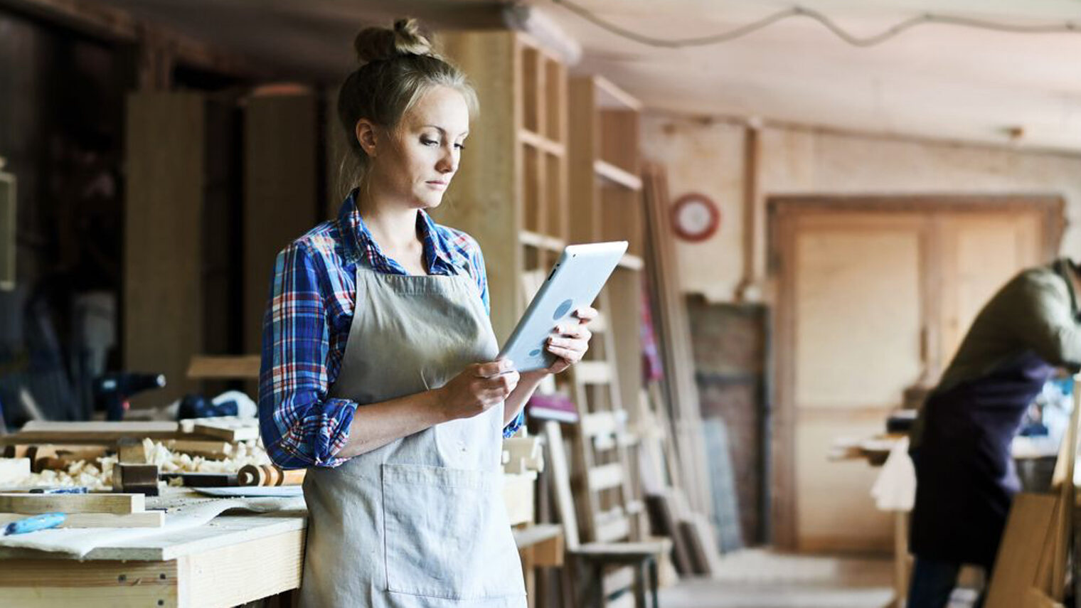 Full length portrait of concentrated young craftswoman in apron standing at spacious workshop and using digital tablet Schlagwort(e): portrait, pretty, young, concentrated, apron, carpenter, craftswoman, artisan, diy, woman, worker, working, business, carpentry, handcraft, occupation, owner, service, skill, wood, wooden, woodwork, woodworker, workshop, craft, standing, using, digital, tablet, computer, technology, wireless, portrait, pretty, young, concentrated, apron, carpenter, craftswoman, artisan, diy, woman, worker, working, business, carpentry, handcraft, occupation, owner, service, skill, wood, wooden, woodwork, woodworker, workshop, craft, standing, using, digital, tablet, computer, technology, wireless
