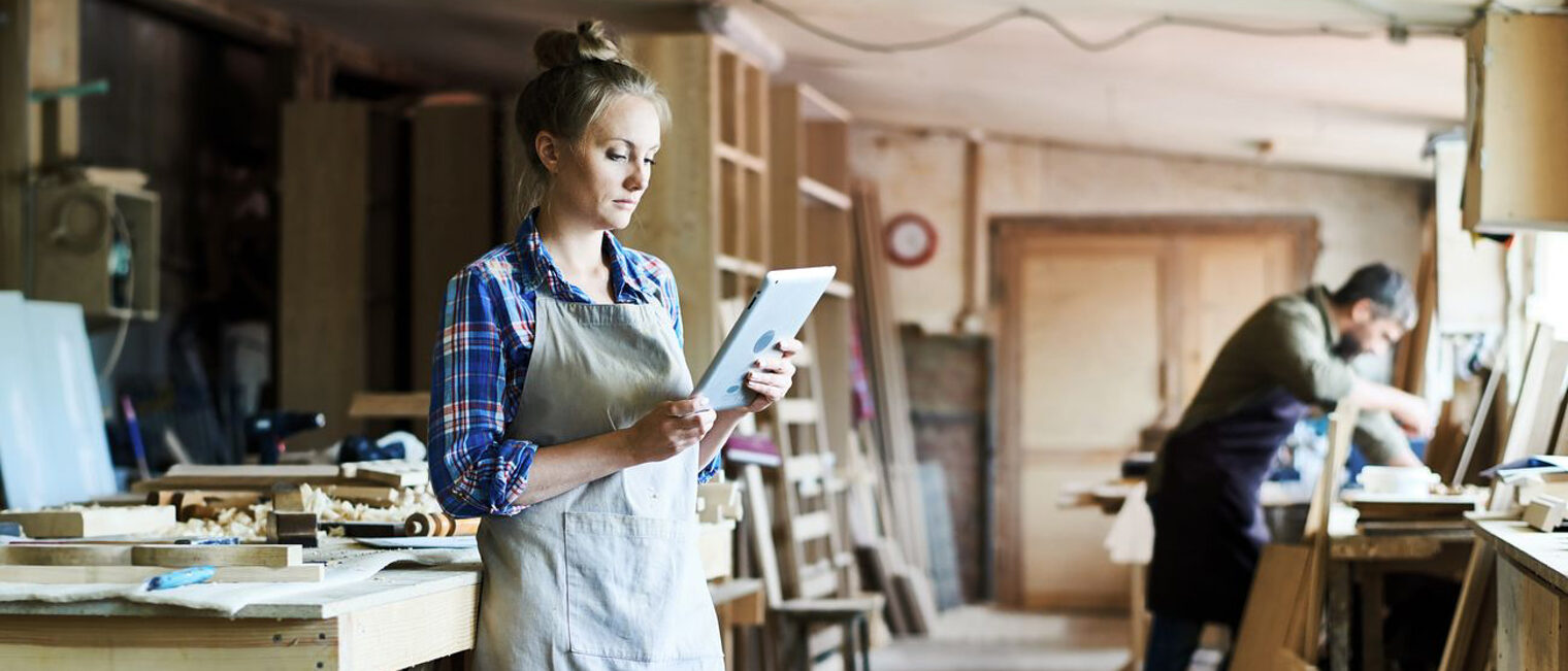 Full length portrait of concentrated young craftswoman in apron standing at spacious workshop and using digital tablet Schlagwort(e): portrait, pretty, young, concentrated, apron, carpenter, craftswoman, artisan, diy, woman, worker, working, business, carpentry, handcraft, occupation, owner, service, skill, wood, wooden, woodwork, woodworker, workshop, craft, standing, using, digital, tablet, computer, technology, wireless, portrait, pretty, young, concentrated, apron, carpenter, craftswoman, artisan, diy, woman, worker, working, business, carpentry, handcraft, occupation, owner, service, skill, wood, wooden, woodwork, woodworker, workshop, craft, standing, using, digital, tablet, computer, technology, wireless