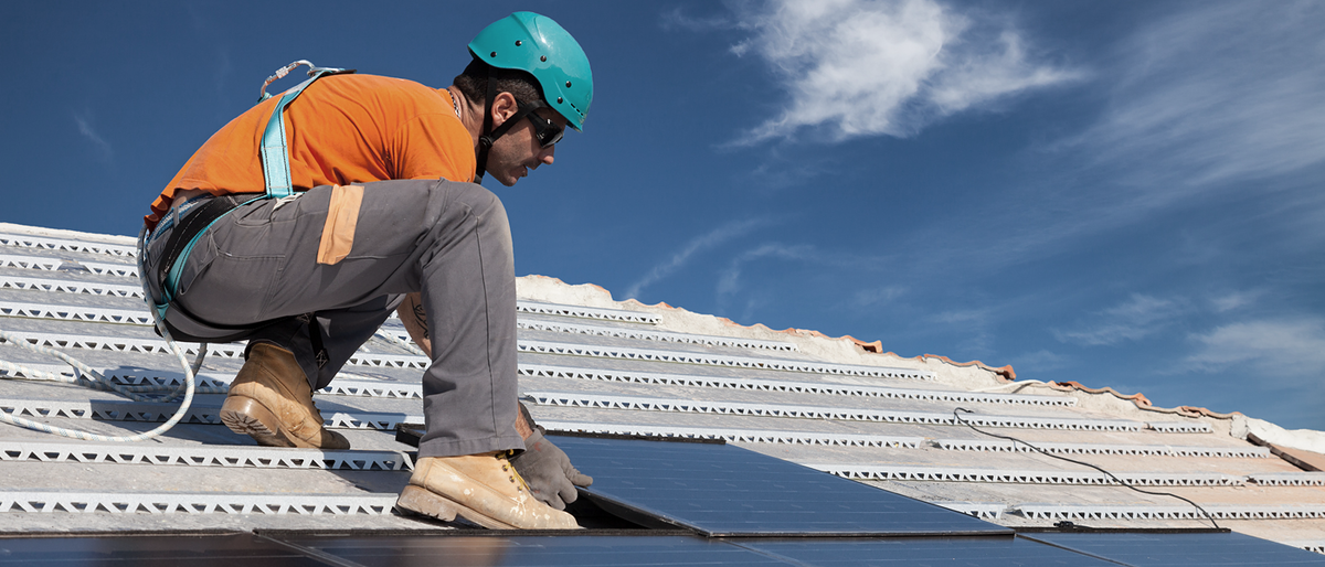 technician install new generation photovoltaic solar panels on roof Schlagwort(e): solar, energy, panels, panel, roof, power, green, installation, installing, renewable, man, alternative, photovoltaic, house, home, person, worker, people, construction, electricity, cell, electric, rooftop, grid, installer, residential, install, male, generation, blue, safety, environment, technology, technician, cells, electrical, industrial, equipment, background, caucasian, workman, helmet, new, solar, energy, panels, panel, roof, power, green, installation, installing, renewable, man, alternative, photovoltaic, house, home, person, worker, people, construction, electricity, cell, electric, rooftop, grid, installer, residential, install, male, generation, blue, safety, environment, technology, technician, cells, electrical, industrial, equipment, background, caucasian, workman, helmet, new 55712228 Solar dach mann arbeitssicherheit
