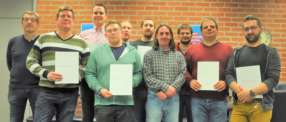 Kursleiter Gerald Gastner (links außen) gratuliert den Teilnehmern zum erfolgreichen Abschluss ihrer nebenberuflichen Weiterbildung zur SPS-Fachkraft. SPS-Fachkraft, Weiterbildung, Zeugnisübergabe