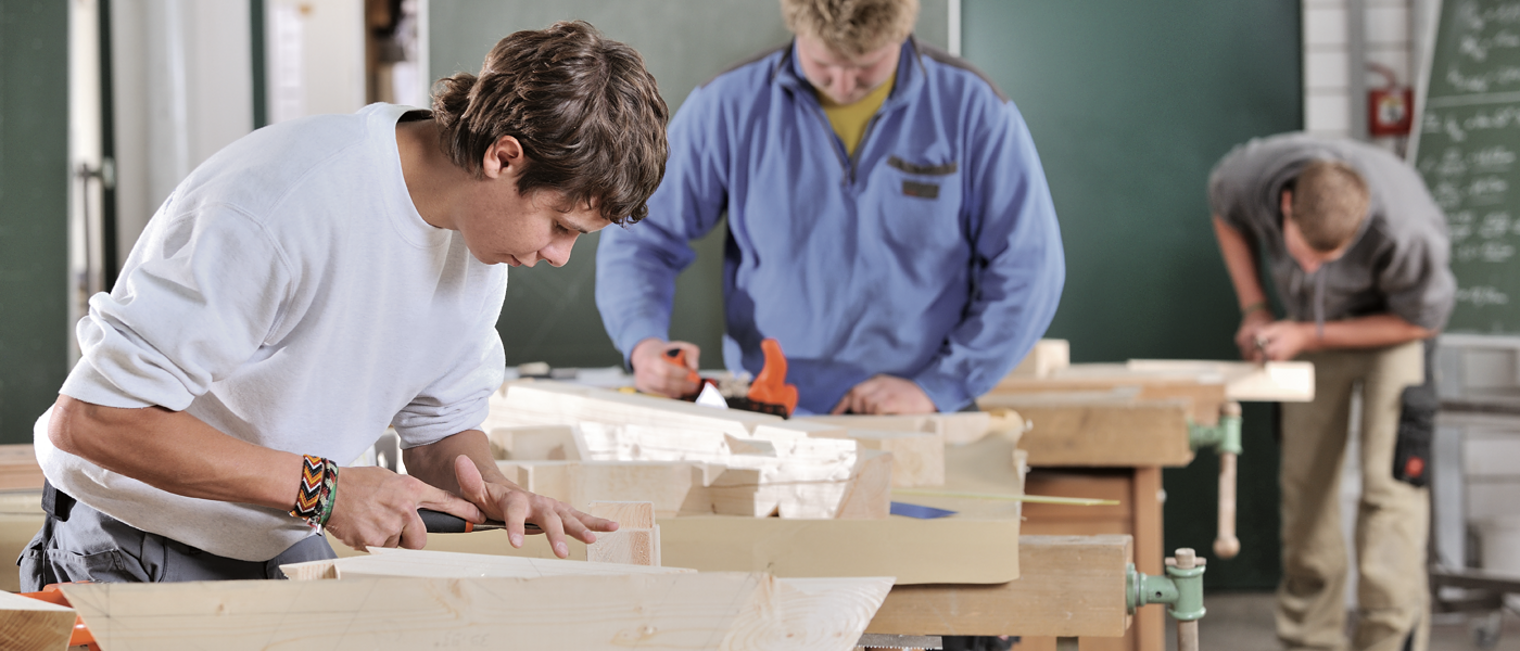 Lehrling Azubi Holz Werkstatt Mann