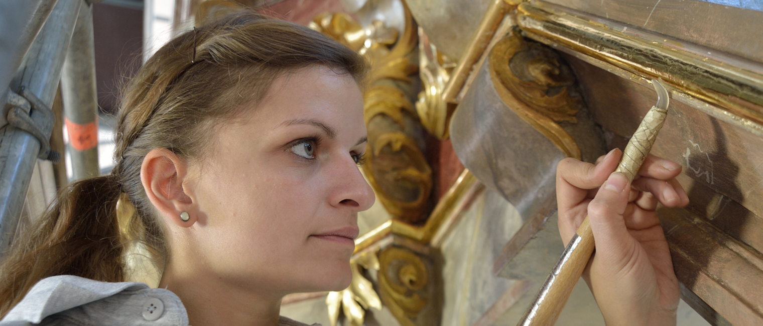 Vergolder Frau Pinsel Arbeit Gesicht Treppenaufgang 11979