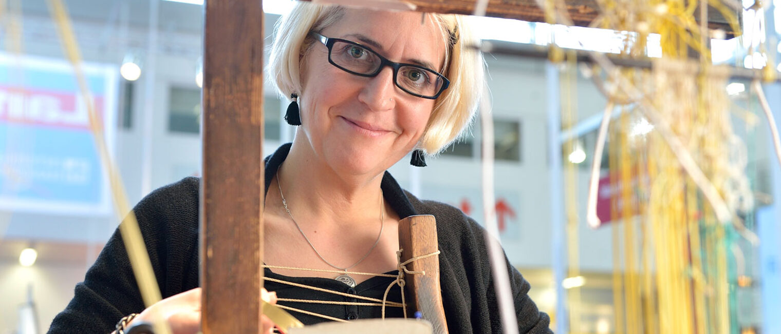 16441 Frau Messe Webstuhl IHM 2015
