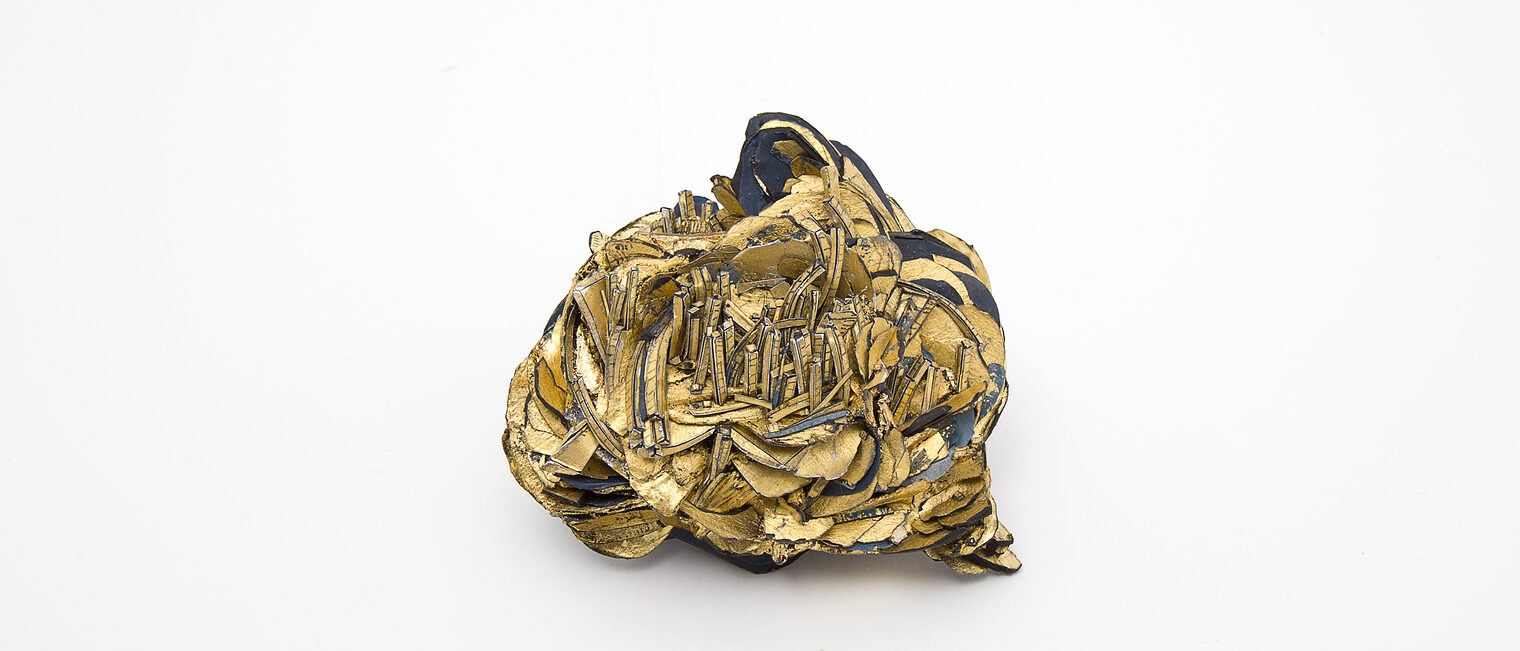 Attai Chen, IL-DEBrosche, 2020, Papier, Farbe, Blattgold, Silber, Edelstahl, 9x8x4,5 cm. Attai Chen, IL-DEBrosche, 2020, Papier, Farbe, Blattgold, Silber, Edelstahl, 9x8x4,5 cm.
