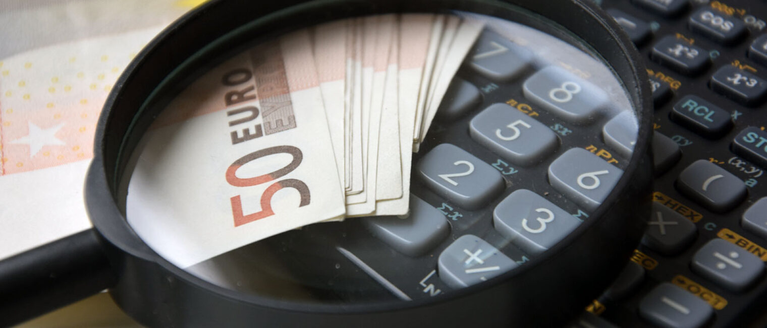 Geld Euro Lupe Glas Taschenrechner Steuer Finanzen