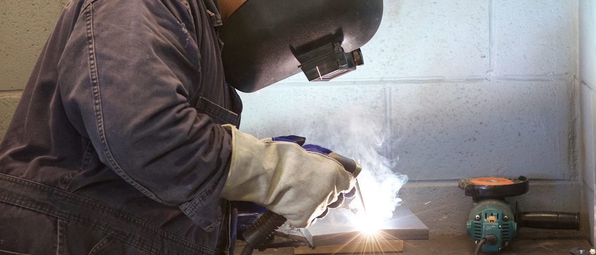 Arbeitssicherheit Schutzmaske Helm Tisch Schweißen Lichtbogen Metall