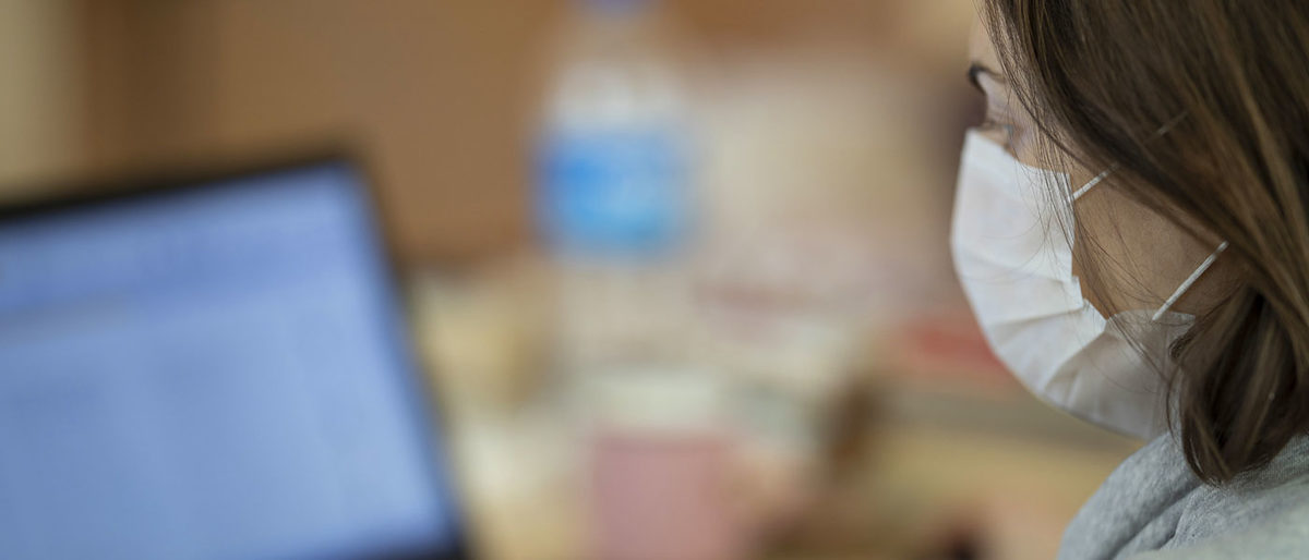 Maske Covid Corona Virus Frau Laptop Bildschirm