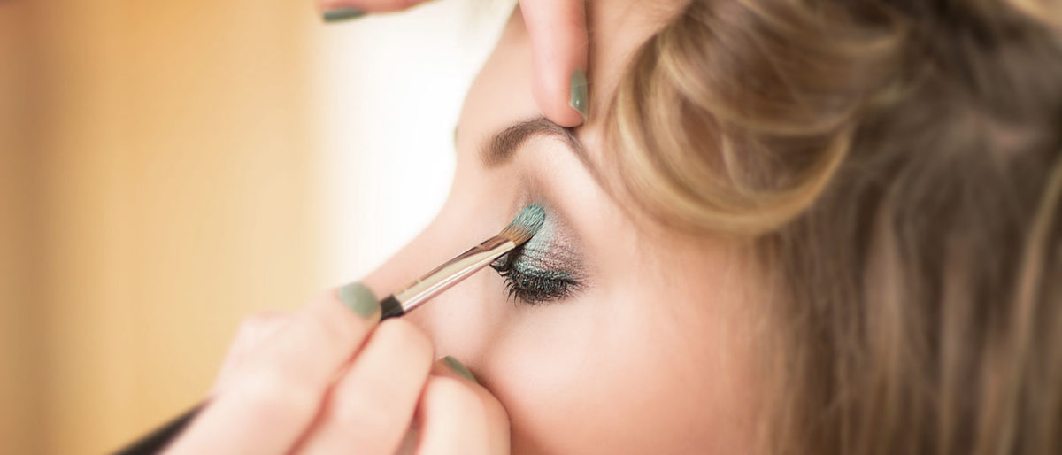 Auge Hand Gesicht Frau Makeup Schminke Pinsel Frisur