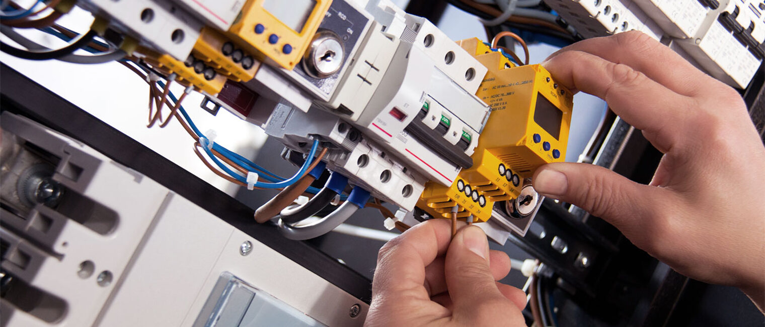 Elektrotechnik installieren Elektrik Elektro Strom Elektroniker Hand Sicherung