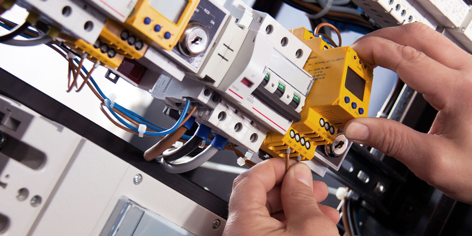 elektrik elektro strom elektroniker hand Sicherung