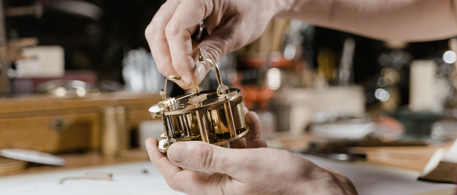 Uhrmacher Wecker Uhr Hand Werkstatt Werktisch Gehäuse