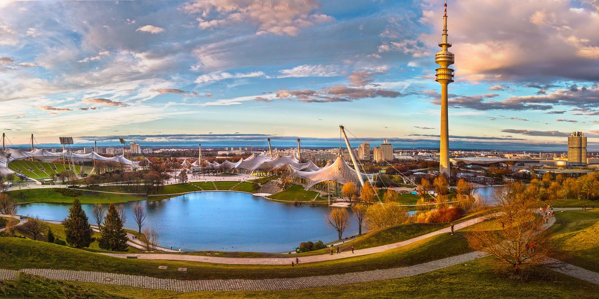 München Olympiapark See Funkturm Fernsehturm Olympiaturm Himmel Wolken