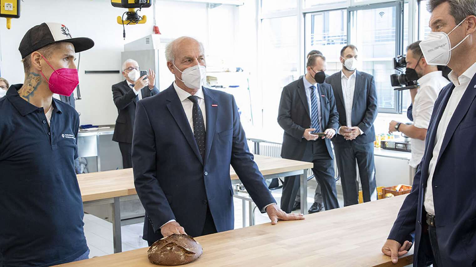 Ministerpräsident Dr. Markus Söder, Kammerpräsident Franz Xaver Peteranderl und Ausbildungsmeister Bäckerhandwerk, Thomas Schmitt (v.re.n.li.), in der Backstube des Münchner Bildungszentrums der Handwerkskammer.