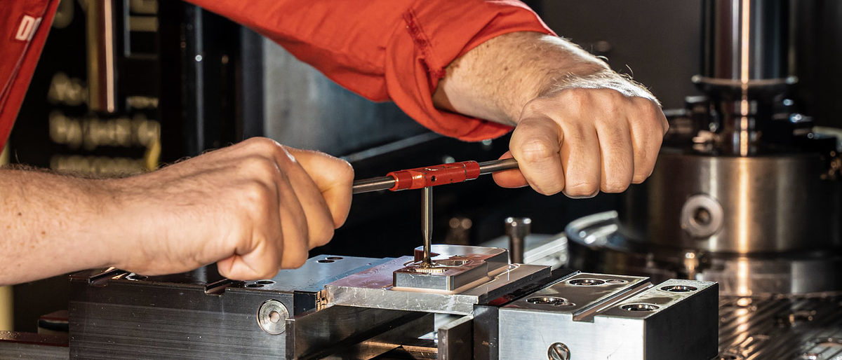 Hand Mann Werkstück Metall