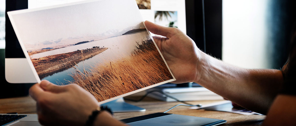 Hand Mann Bild Foto Ausdruck Monitor Tisch
