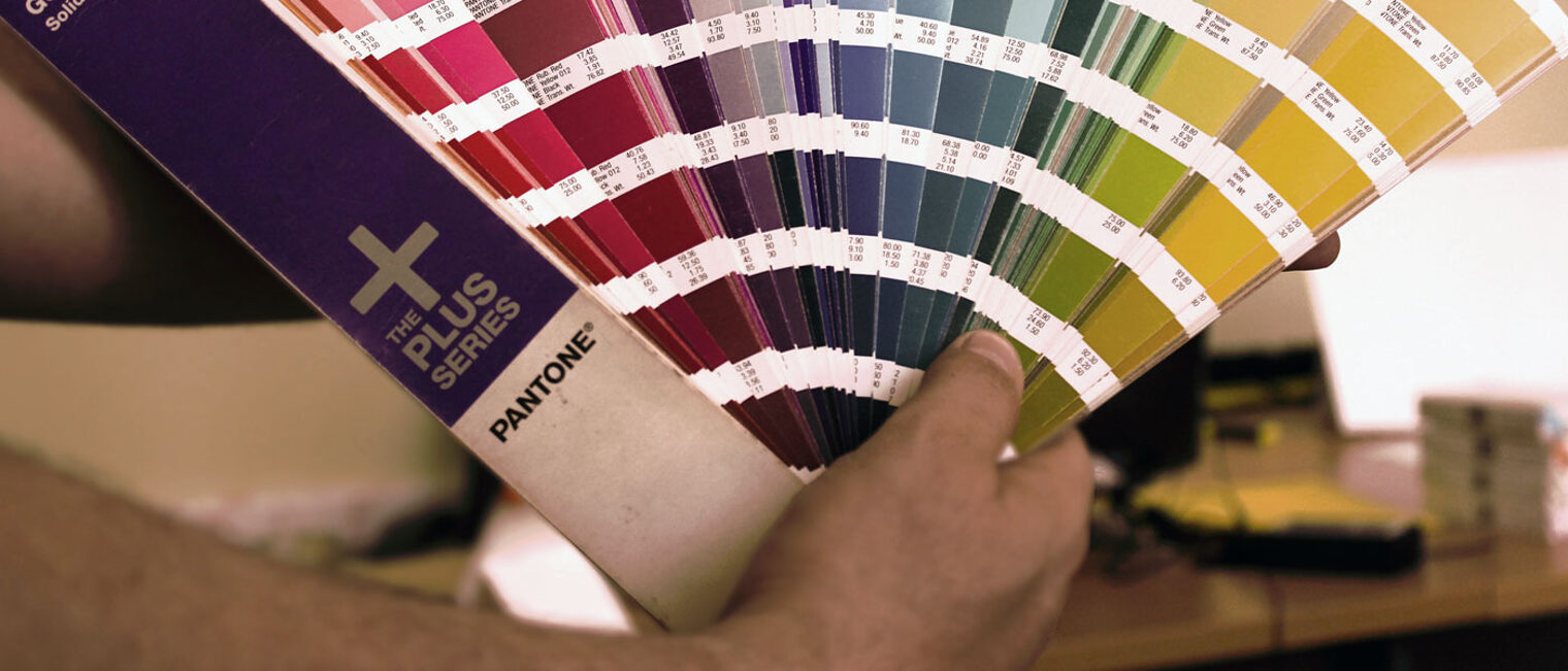 Hand Pantone Farbkarte Raumausstatter Farbe