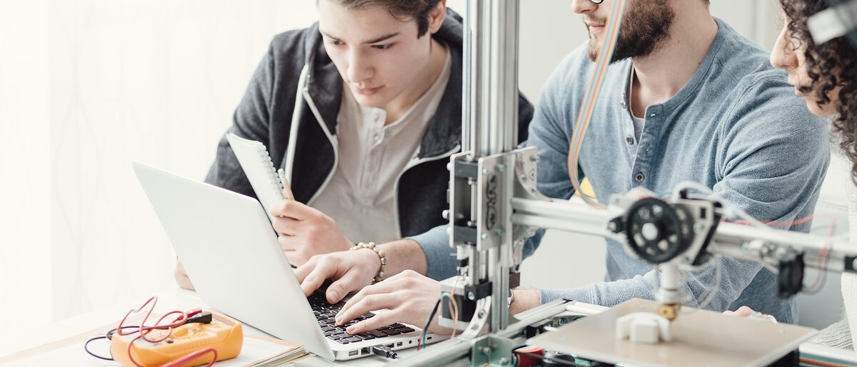 Team beim Prototyping mit Laptop und 3D Druckerentwickelt digitale Lösung Gruppe, 3D Drucker, Laptop, digitale Lösung, Prototyping, Hackathon, Hackfest, Makerthon, Makerspace, Fablab, Open Innovation, Teamwork, agile, digitale Technologien, Hacker, Code, Coding