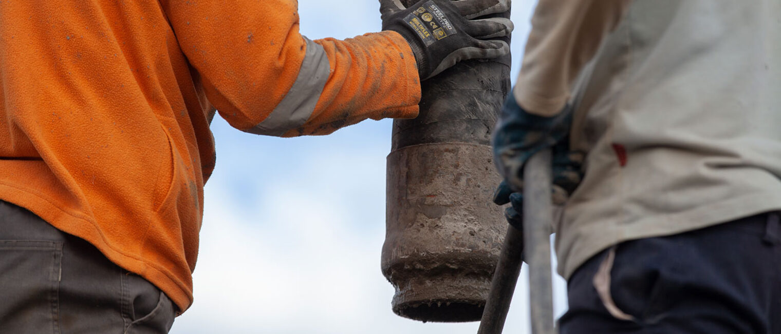 Hand Beton Schlauch Zement Arbeiter Baustelle