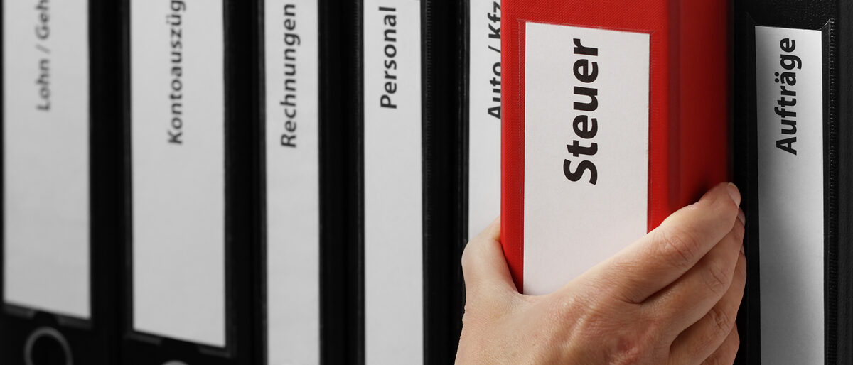 Firma und Finanzamt Schlagwort(e): Akten, Steuern, Büro, Aktenordner, Finanzamt, Finanzen, Steuererklärung, Bürokratie, Ordner, Schwarz, Rot, Buchführung, Sekretariat, Sekretärin, Steuerbüro, Steuerberater, Bilanz, Bilanzen, Buchhaltung, Jahresabschluss, Jahresbilanz, Ringbuch, Ringordner, Vorsteuer, Lohnsteuer, Gewerbesteuer, Umsatzsteuer, Grundsteuer, Quellensteuer, Arbeitgeberanteil, Vorauszahlung, Vorausleistung, Gewinn, Verlust, Finanzwesen, Firma, Steuerprüfung, Akte, Kalkulation, Dokumente, Dokument, Papier, Ordnen, Sortieren, Verwaltung, Archiv, Geschäftlich, Geschäft, Abrechnung, akten, steuern, büro, aktenordner, finanzamt, finanzen, steuererklärung, bürokratie, ordner, schwarz, rot, buchführung, sekretariat, sekretärin, steuerbüro, steuerberater, bilanz, bilanzen, buchhaltung, jahresabschluss, jahresbilanz, ringordner, vorsteuer, lohnsteuer, gewerbesteuer, umsatzsteuer, grundsteuer, quellensteuer, arbeitgeberanteil, vorauszahlung, vorausleistung, gewinn, verlust, finanzwesen, firma, steuerprüfung, akte, kalkulation, dokumente, dokument, papier, ordnen, sortieren, verwaltung, archiv, geschäftlich, geschäft, abrechnung, hand, greifen 19102003 Steuer Steuern Ordner Hand