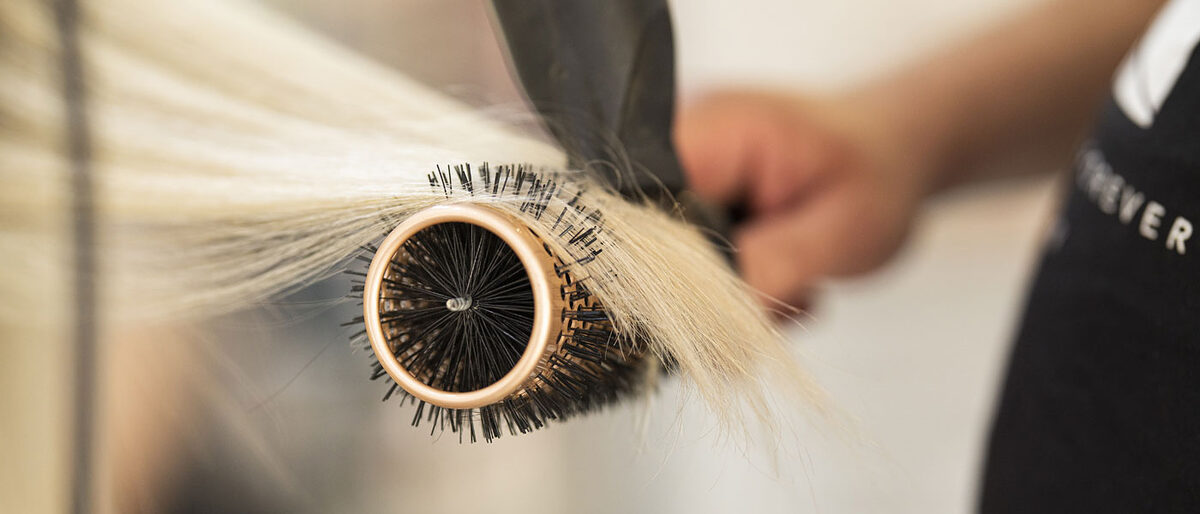 Hand Friseur Frisur Bürste Haare Schürze Föhn