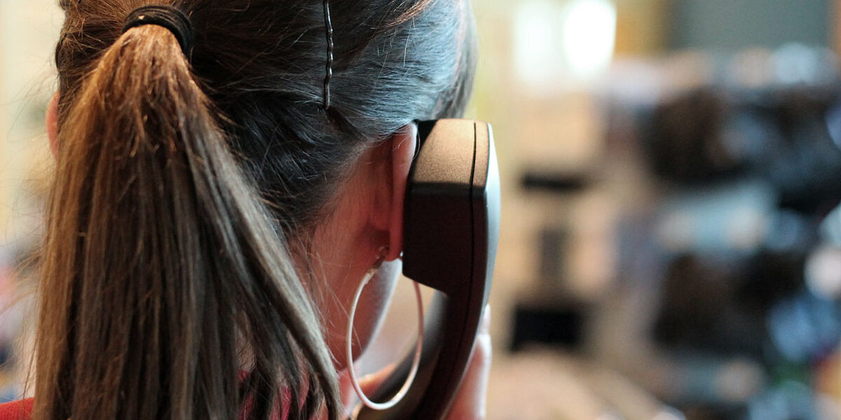 Frau Telefon Gespräch Hand Kopf Haare