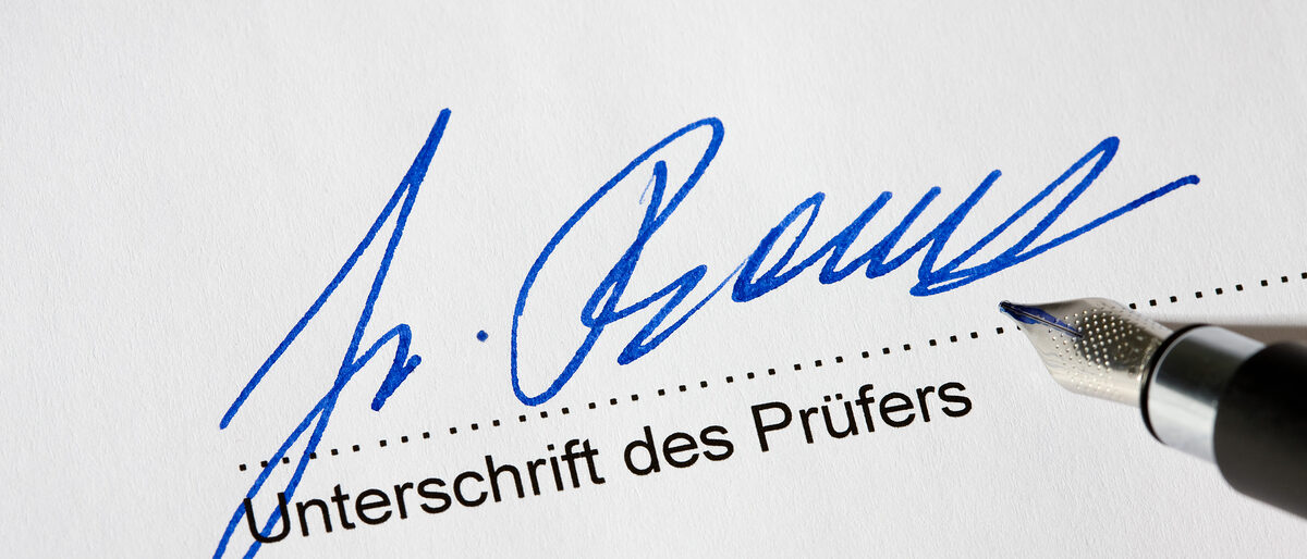 Unterschirft des Prüfers Schlagwort(e): Prüfer, Prüfung, Test, Bildung, Ausbildung, Steuerprüfer, Finanzprüfer, Prüfungsabteilung, Finanzprüfung, Steuerprüfung, Betriebsprüfer, Betriebsprüfung, Rechnungsprüfer, Kontrolle, Buchprüfer, Buchprüfung, Finanzamt, Steuern, Wirtschaftsprüfer, Wirtschaftsprüfung, Fahrprüfung, Führerscheinprüfung, Prüfungen, Vertrag, Unterschrift, Unterschreiben, Signatur, Schreiben, Schrift, Dokument, Handschrift, Kontrakt, Business, persönlich, Geschäft, Geschäftlich, Vertragspartner, Vertragsabschluss, Abschluss, Vertragsabschluß, Vertragsunterschrift, Unterschriften, Signieren, Brief, Papier, Verträge, Unterzeichnen, Unterzeichnung, Vertragsunterzeichnung 10722441 Prüfung Prüfer Unterschrift Zeugnis