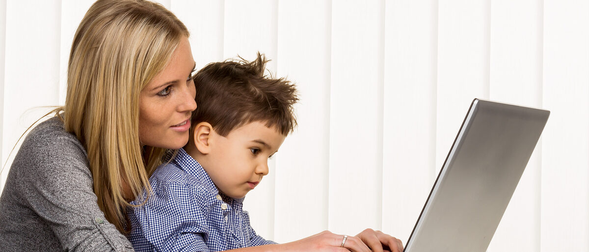 Mutter und Sohn am Computer, Symbol für Heimarbeit, Familie und Beruf, Doppelbelastung Schlagwort(e): Alleinerziehende, Alleinerzieher, Alleinerzieherin, Arbeit, arbeiten, Beruf, Beschäftigung, Computer, Diskriminierung, Doppelbelastung, Eltern, Erwachsene, erwerbstätig, erziehen, Erziehung, Familie, Familienbeihilfe, Frau, Gender, geringfügige, Hausfrau, Heimarbeit, Hindernis, Homeoffice, Internet, Job, Karenz, Karenzgeld, Karriere, Kind, Kinder, Kinderbetreuung, Kindererziehung, Kindergeld, Laptop, Mutter, Mutterschaft, Mutterschaftsurlaub, Mutterschutz, Online, Quote, Sorgerecht, Tagesmutter, Teilzeit, und, Vereinbarkeit, Geringverdiener, Familienauszeit, Sohn, Mutter und Sohn am Computer, Symbol für Heimarbeit, Familie und Beruf, Doppelbelastung Frau 75956342