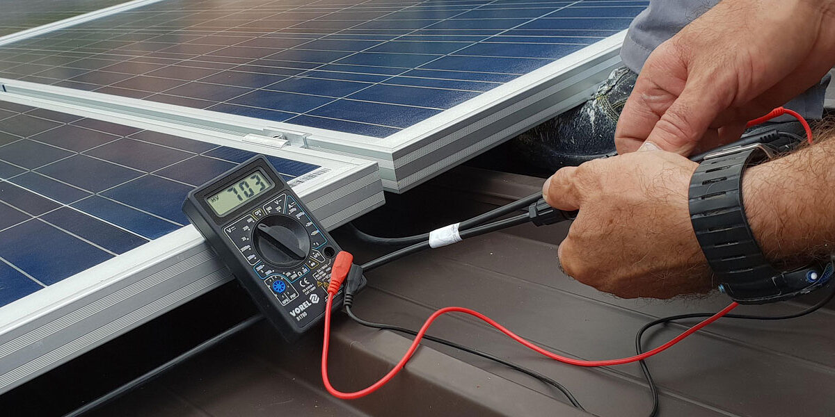 Hand Dach Solar Photovoltaik Spannungsmesser