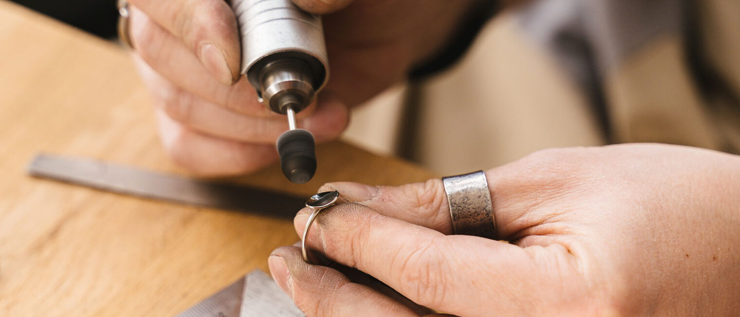 Hand Ring Schmied Werkstatt Goldschmied