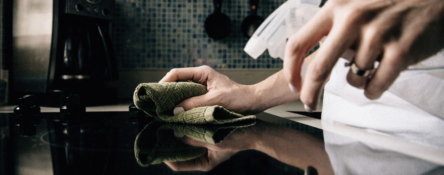 Hand Küche Kochfeld putzen säubern sauber Lappen 